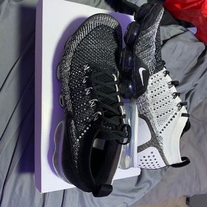 Nike vapor max black and white